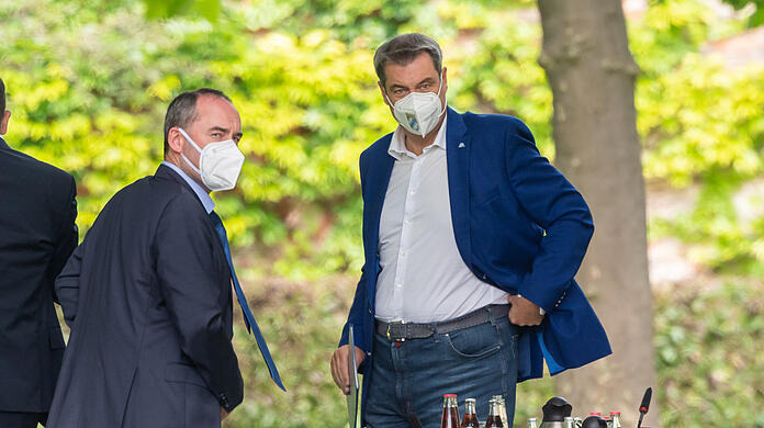 Hubert Aiwanger (l, Freie Wähler) und Markus Söder (r, CSU) regieren in Bayern