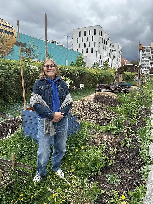 Natalie Friedrich ist Lehrerin an der Montessori Schule Campus di Monaco. Mit den Schülern baut sie Bohnen aus dem Projekt an. Natalie Friedrich ist Lehrerin an der Montessori Schule Campus di Monaco. Mit den Schülern baut sie Bohnen aus dem Projekt an.