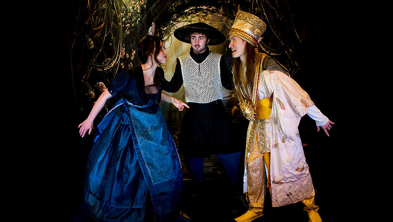 Ein Flammenmeer aus Blau und Gold – Macht, Stolz und Magie vereinen sich in einem Augenblick. Ein Flammenmeer aus Blau und Gold – Macht, Stolz und Magie vereinen sich in einem Augenblick.