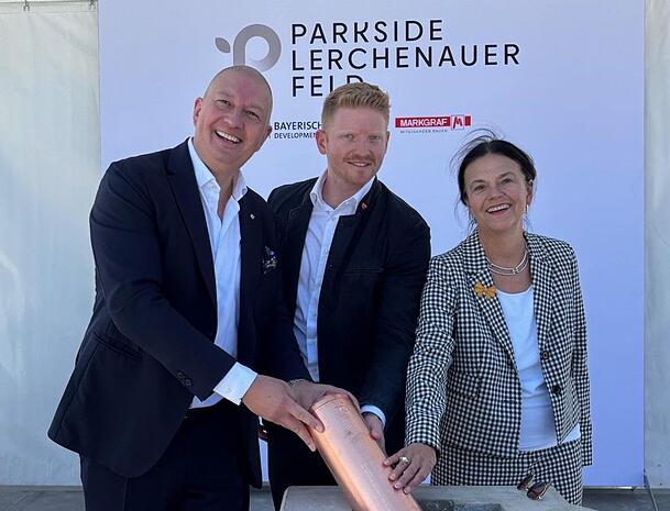 Florian Sch&ouml;rghuber (M.), Chef der Sch&ouml;rghuber Gruppe, mit Stadtbaur&auml;tin Elisabeth Merk und Gordon Gorski (CEO Bayerische Hausbau Development).