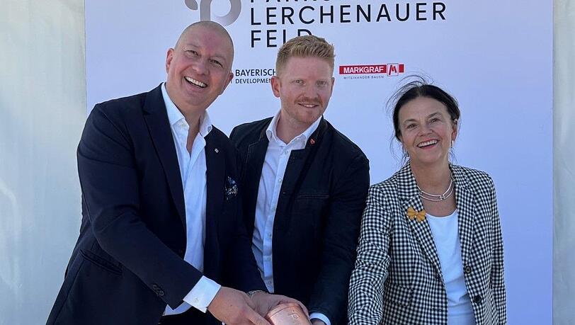Florian Sch&ouml;rghuber (M.), Chef der Sch&ouml;rghuber Gruppe, mit Stadtbaur&auml;tin Elisabeth Merk und Gordon Gorski (CEO Bayerische Hausbau Development).