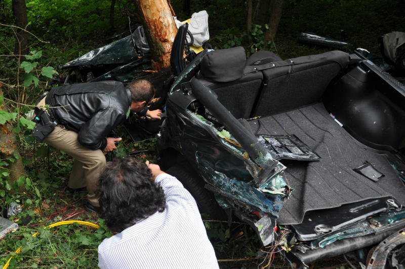 Der Wagen zerschellte an einem Baum - der Fahrer starb an der Unfallstelle.