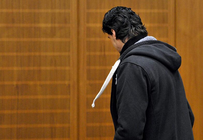 Der von islamistischer Propaganda aufgehetzte Todesschütze vom Frankfurter Flughafen soll nach dem Willen der Bundesanwaltschaft lebenslang ins Gefängnis. Die Bilder vom Prozess!