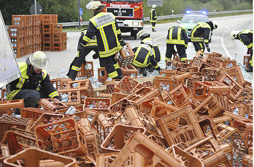Die Feuerwehr bei den Räumungsarbeiten.