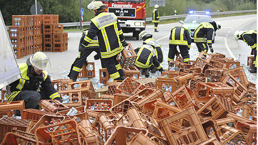 Die Feuerwehr bei den Räumungsarbeiten.