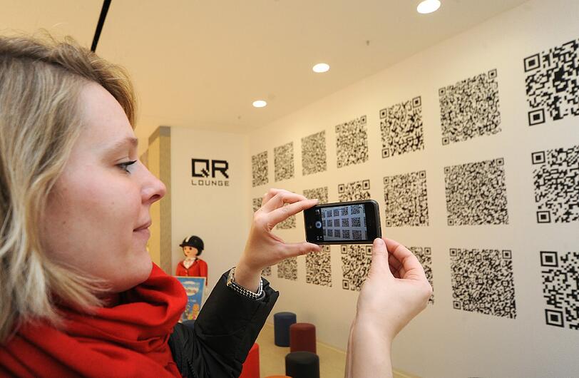 Innovativ: Eine QR-Lounge informiert mit 30 Codes zum Abscannen über das Zentrum und seine Shops.