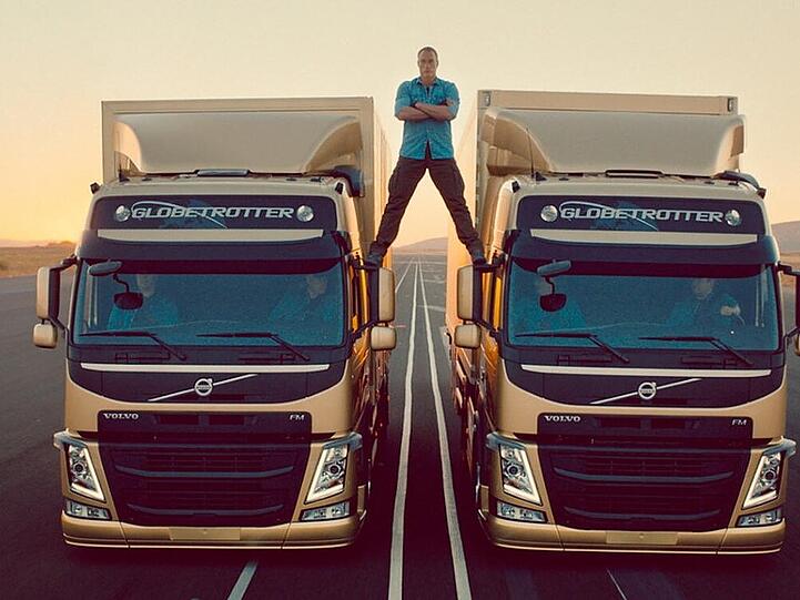 Van Damme macht den Spagat zwischen fahrenden Trucks