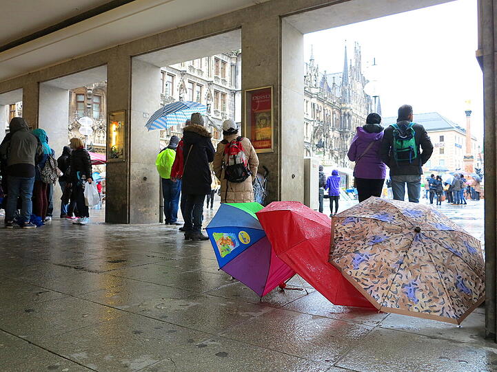 Gefragtes Utensil in diesen Tagen: der Regenschirm.