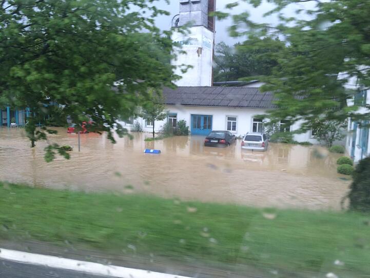 Land unter in Niederbayern: Im Landkreis Rottal-Inn treten am Mittwoch unzählige Bäche und Flüsse über die Ufer.