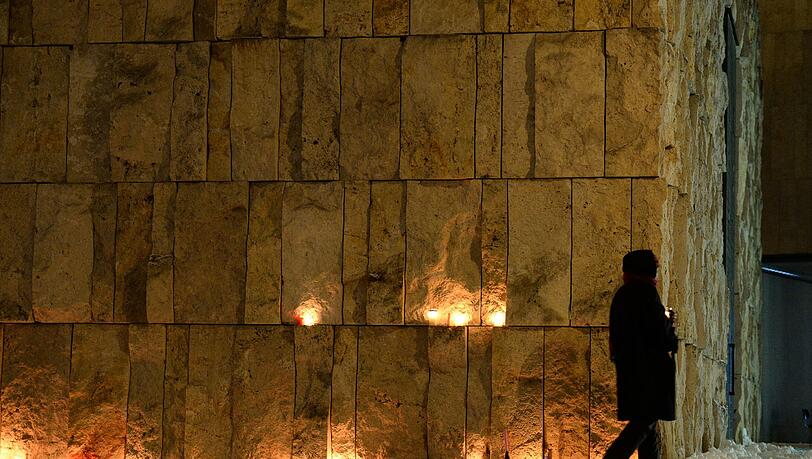 Münchner Religionsgruppen haben schon öfter zusammengearbeitet, zum Beispiel bei der Lichterketteim vorigen Jahr. Nun wollen sie im "Rat der Religionen" zusammenarbeiten. Münchner Religionsgruppen haben schon öfter zusammengearbeitet, zum Beispiel bei der Lichterketteim vorigen Jahr. Nun wollen sie im "Rat der Religionen" zusammenarbeiten.