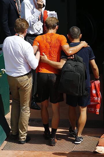 Schlimme Szenen bei den French Open: Der Belgier David Goffin verletzt sich bei seinem Drittrundenmatch gegen den Argentinier Horacio Zeballos.