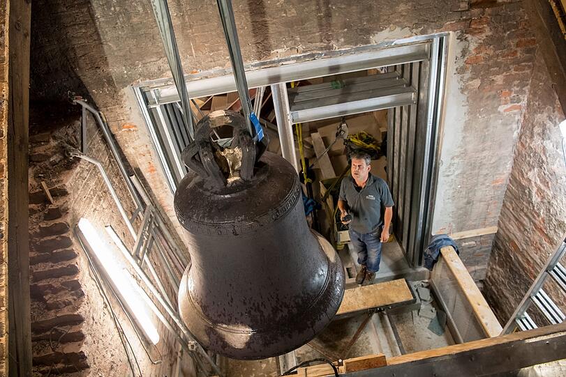 Von der Ankunft auf dem Lkw bis rauf in den Turm - verfolgen Sie den Weg der Jubiläumsglocke in Bildern.