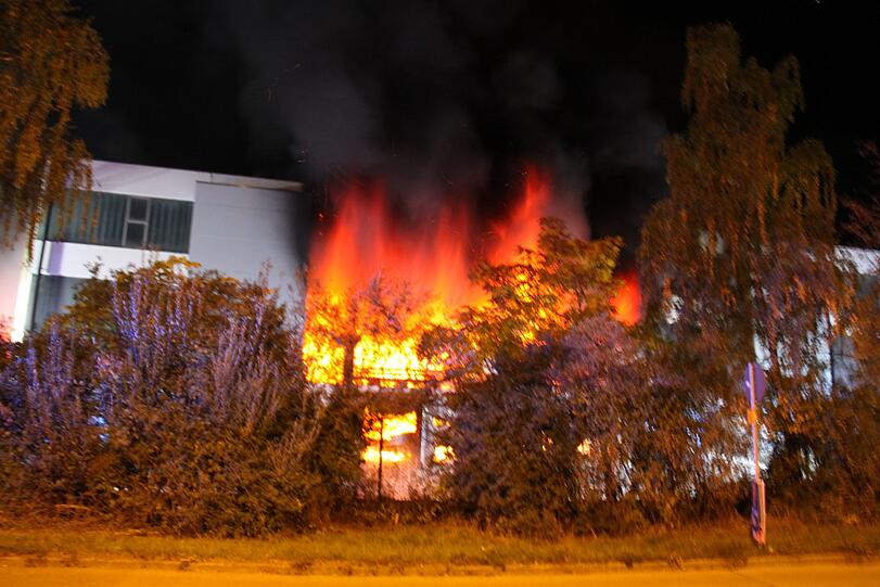 Am Mittwochabend stand die Lagerhalle in Flammen.