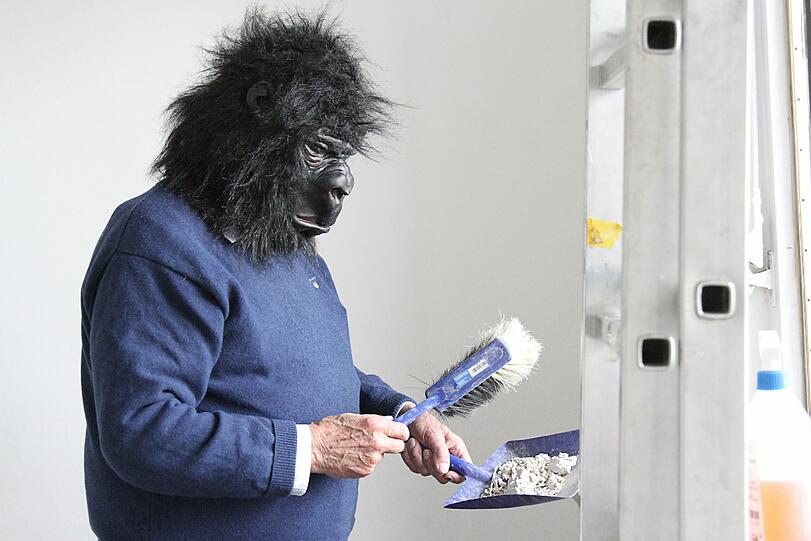 Hinter dieser Affenmaske verbirgt sich der Kabarettist Dieter Hildebrand. So tarnten sich die Sanierer.