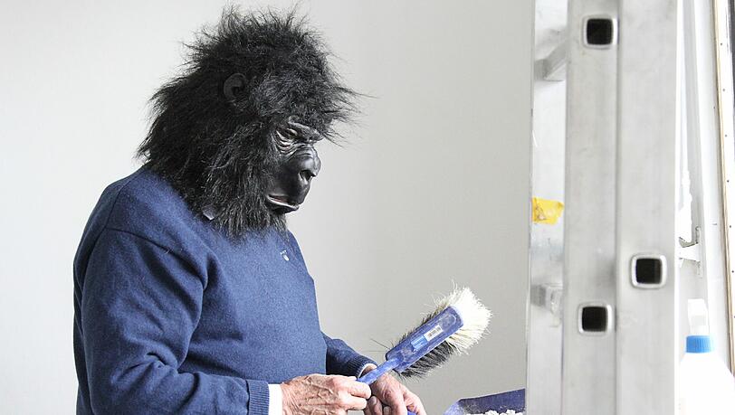 Hinter dieser Affenmaske verbirgt sich der Kabarettist Dieter Hildebrand. So tarnten sich die Sanierer. Hinter dieser Affenmaske verbirgt sich der Kabarettist Dieter Hildebrand. So tarnten sich die Sanierer.