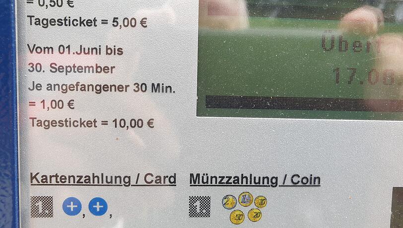 Im Sommer kostet ein Tagesticket fürs Freibad in Bad Wiessee zehn Euro, wie dieses Schild zeigt. Im Sommer kostet ein Tagesticket fürs Freibad in Bad Wiessee zehn Euro, wie dieses Schild zeigt.