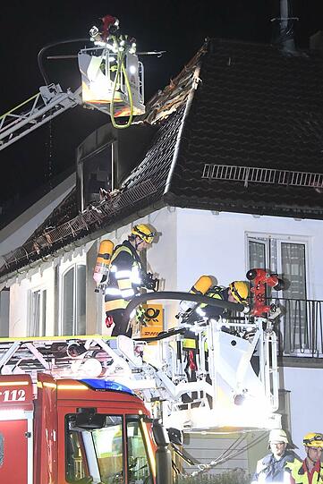 Bei dem Brand wurden drei Menschen verletzt.