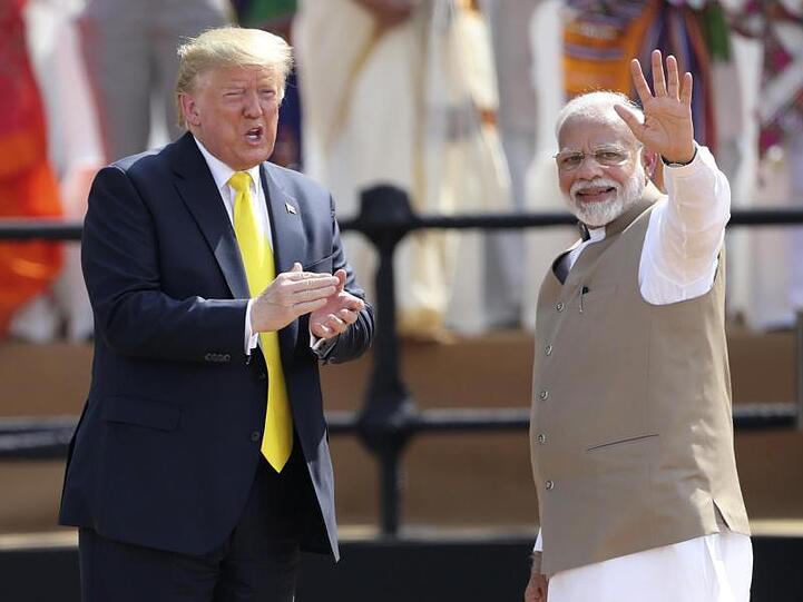 Der indische Premierminister Narendra Modi begrüßt US-Präsident Donald Trump in Ahmedabad.