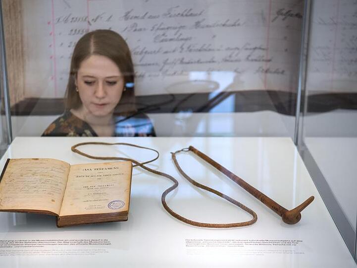 Ein Neues Testament und eine Peitsche aus dem Besitz von Hendrik Witbooi liegen in einer Vitrine im Linden-Museum für Völkerkunde. Das Land Baden-Württemberg will die Exponate als geraubte Kulturgüter im Februar an Namibia zurückgeben.
