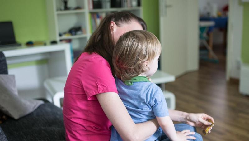 Die verschärften Corona-Regeln in Schulen und Kitas treffen Familien und vor allem alleinerziehende Mütter und Väter hart.
