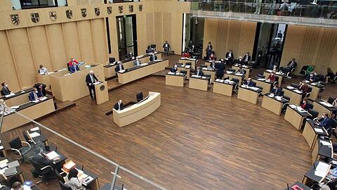 Abgeordnete nehmen im Bundesrat an der letzten Sitzung vor der Sommerpause teil.