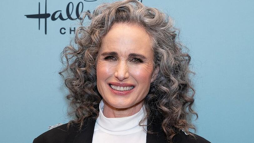 Andie MacDowell liebt graues Haar: