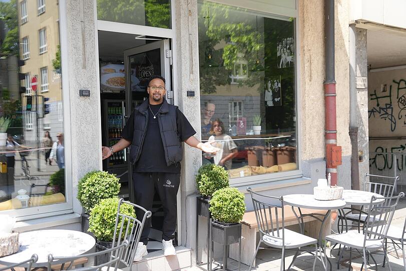 Einfach mal was Neues probieren. Omar Younes freut sich, ein Stück ägyptische Kultur nach München zu bringen. Sein Imbiss Koshari Ahl Kairo ist seit Ende Januar im Lehel, wo sich Emil-Riedel- und Paradiesstraße kreuzen.