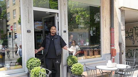 Einfach mal was Neues probieren. Omar Younes freut sich, ein Stück ägyptische Kultur nach München zu bringen. Sein Imbiss Koshari Ahl Kairo ist seit Ende Januar im Lehel, wo sich Emil-Riedel- und Paradiesstraße kreuzen.