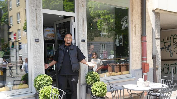 Einfach mal was Neues probieren. Omar Younes freut sich, ein Stück ägyptische Kultur nach München zu bringen. Sein Imbiss Koshari Ahl Kairo ist seit Ende Januar im Lehel, wo sich Emil-Riedel- und Paradiesstraße kreuzen.