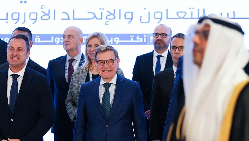 Der deutsche Außenminister Johann Wadephul (M) in Kuwait.