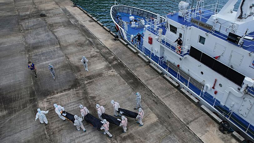 Nach dem Brand auf der Fähre "MV June Aster" werden immer mehr Tote geborgen. Nach dem Brand auf der Fähre "MV June Aster" werden immer mehr Tote geborgen.