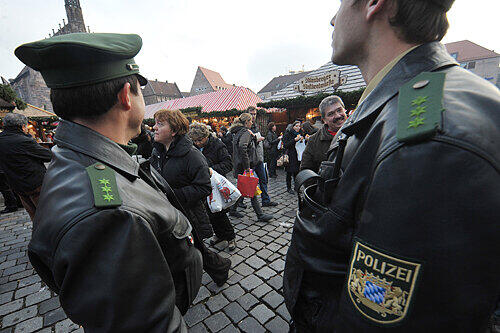 Mit wachsamem Auge auf Streife: Der Christkindlesmarkt ist im Moment der Arbeitsplatz für die Polizeiobermeister Sebastian Mannheim und Marcus Briner (r).
