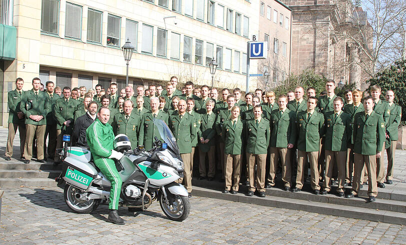 Polizeipräsident Johann Rast (1. Reihe hinterm Motorradschild) und seine Kollegen begrüßten am Dienstag 81 junge Beamte.