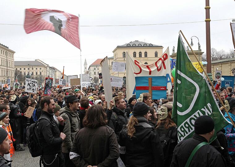 Affige Kostüme, witzige Plakate und viele Masken: Die Bilder von der Anti-ACTA-Demo in München