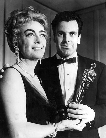 Die amerikanische Schauspielerin Joan Crawford überreicht im April 1962 den Oscar für den besten Darsteller an Maximilian Schell.
