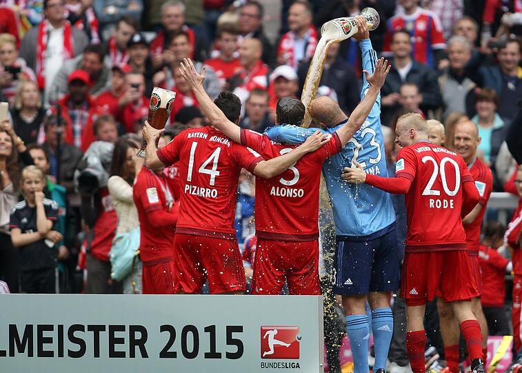 Konfetti, Bierduschen und Meisterschale: Die besten Bilder von der Bayern-Party aus der Allianz Arena!