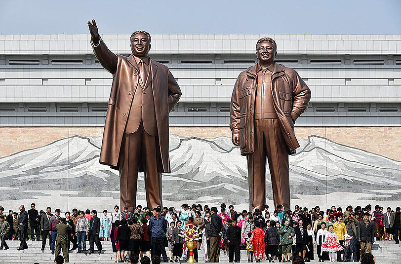 Überlebensgroß: Menschen versammeln sich in Pjöngjang vor Bronzestatuen von Staatsgründer Kim Il Sung und seinem Sohn Kim Jong Il. Foto: Franck Robichon