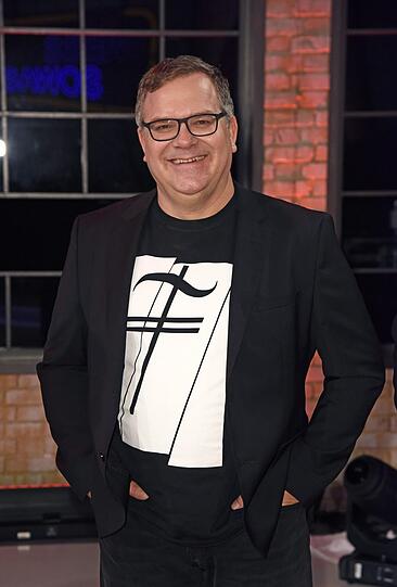 Moderator Elton hat es offenbar schon immer in die Unterhaltungsbranche gezogen, denn er ist gelernter Radio- und Fernsehtechniker.
