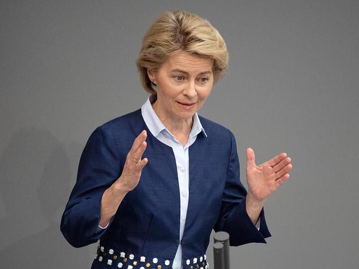Ursula von der Leyen (CDU), Ministerin für Verteidigung, spricht während einer Sitzung des Bundestages. Foto: Ralf Hirschberger/Archiv
