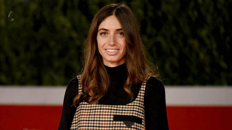 Schauspielerin Virginia Valsecchi im angesagten Rollkragen-Outfit.