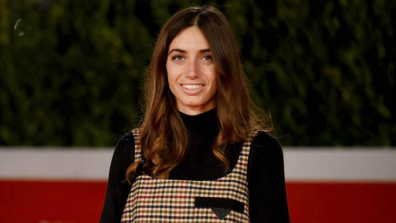 Schauspielerin Virginia Valsecchi im angesagten Rollkragen-Outfit.
