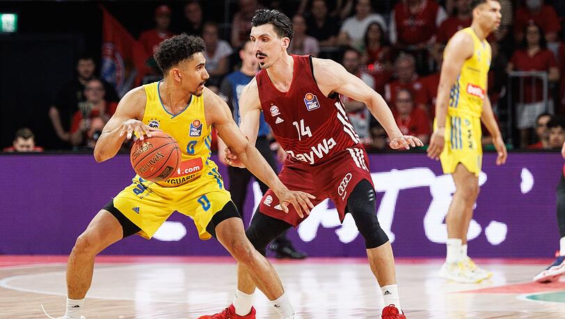 Albas Maodo Lo (l) und Bayerns Nihad Dedovic kämpfen um den Ball.