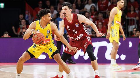 Albas Maodo Lo (l) und Bayerns Nihad Dedovic kämpfen um den Ball.