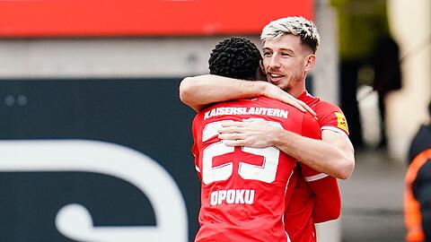 Kaiserslauterns Torschütze Daniel Hanslik (r) jubelt mit Mitspieler Aaron Opoku über das Tor zum 1:0.