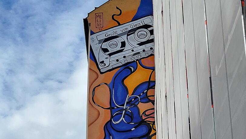 Das Mural „Grüße von Gleis 11“ bringt neue Farbe in das Bahnhofsviertel – erinnern soll es an Münchner Gastarbeiter und ihre Familien. Das Mural „Grüße von Gleis 11“ bringt neue Farbe in das Bahnhofsviertel – erinnern soll es an Münchner Gastarbeiter und ihre Familien.