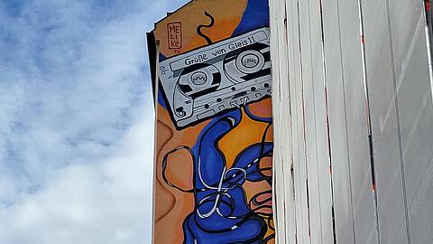 Das Mural &bdquo;Gr&uuml;&szlig;e von Gleis 11&ldquo; bringt neue Farbe in das Bahnhofsviertel &ndash; erinnern soll es an M&uuml;nchner Gastarbeiter und ihre Familien.
