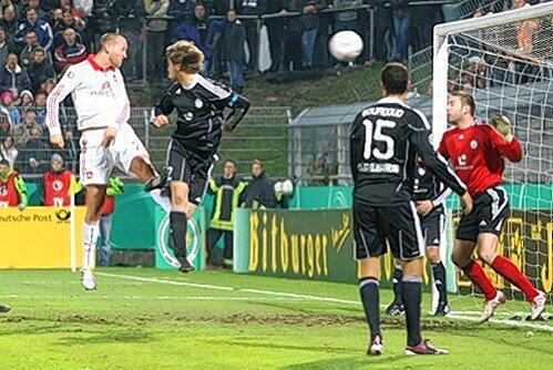 Sorgte dafür, dass der Knoten platzte: Julian Schieber (links) überspringt SVE-Decker Matthias Kühne und ebnete mit seinem Kopfball-Treffer zum 1:0 den Weg ins Achtelfinale.