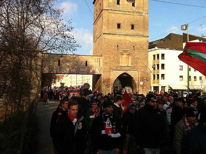 Bilder von der Demonstration in Augsburg gegen das neue DFL Sicherheitspapier, über das am 12.12 verhandelt werden soll.