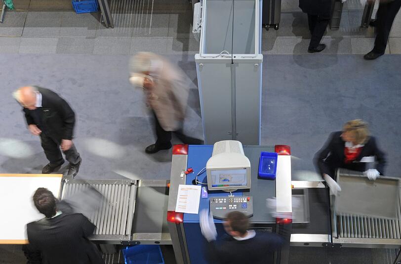 Für die Passagier- und Handgepäck-Kontrollen am Flughafen sind &bdquo;Luftsicherheitsbeauftragte&ldquo; zuständig.