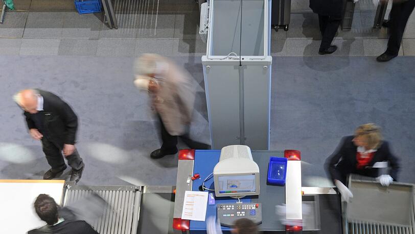 Für die Passagier- und Handgepäck-Kontrollen am Flughafen sind „Luftsicherheitsbeauftragte“ zuständig. Für die Passagier- und Handgepäck-Kontrollen am Flughafen sind „Luftsicherheitsbeauftragte“ zuständig.